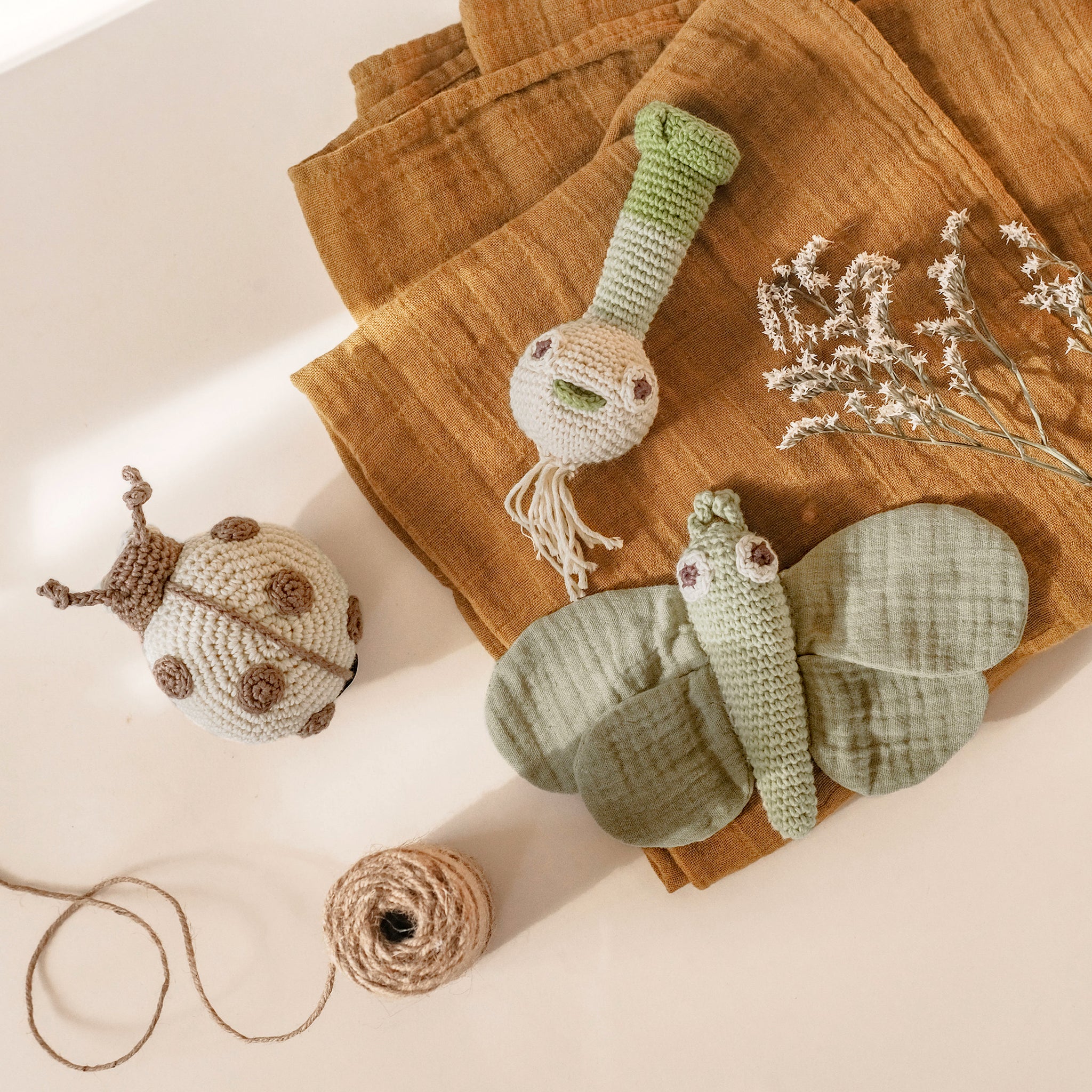 Coffret Green Afternoon 🍀🌞 hochet, pulling toy et doudou en crochet 100% coton bio