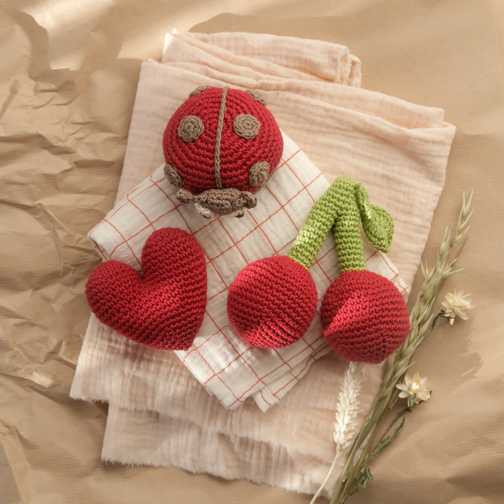 Coffret Love Spring 🐞 hochet et pulling toy en crochet 100% coton bio